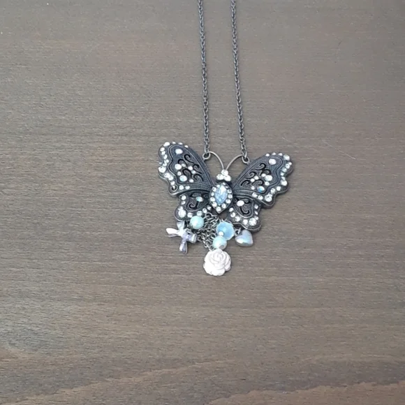 Beautiful butterfly necklace - Picture 1 of 3